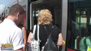 Guiding a tourist to intimate ...